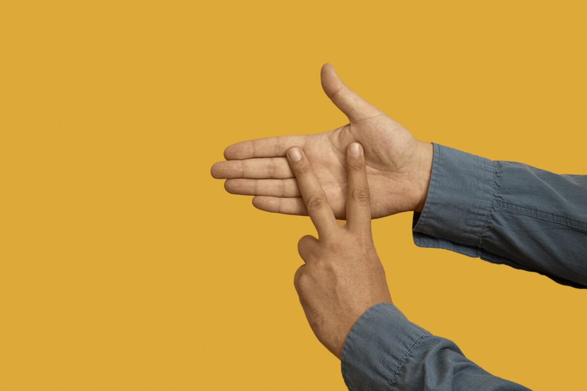 paume de main droite qui gratte