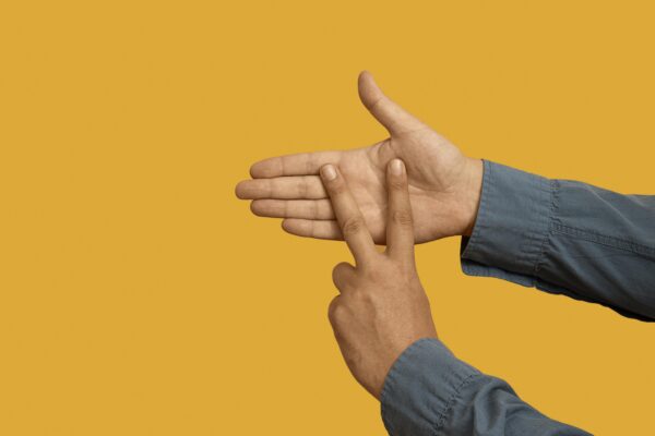 paume de main droite qui gratte